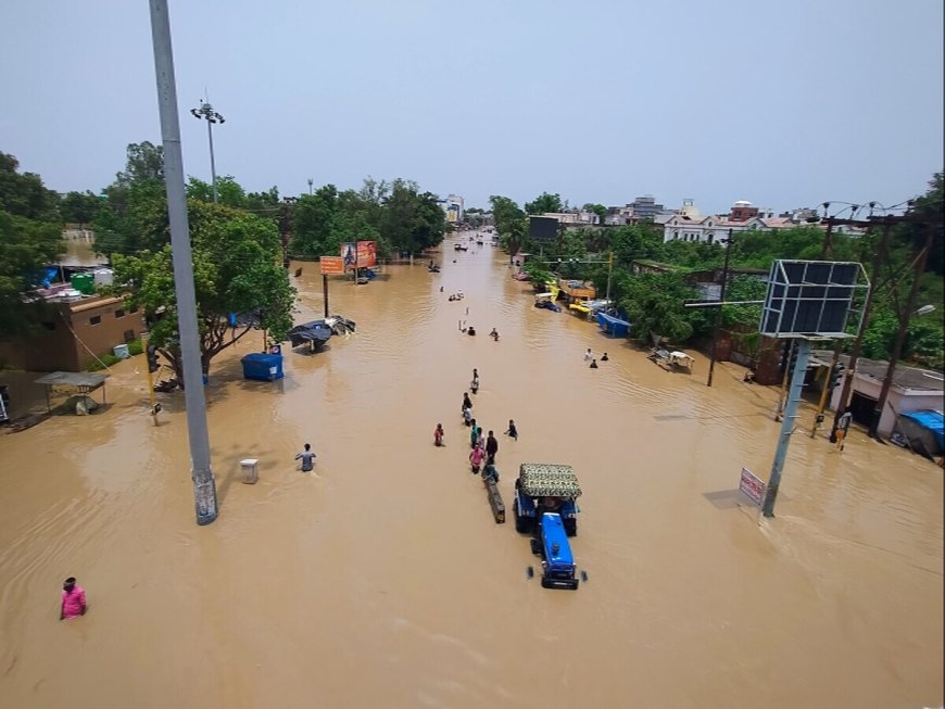 बढ़ गया शाहजहांपुर AVPGanga में! घरों में पानी भरने लगा, नाव चलाने पर मजबूर लोग, लखनऊ हाईवे बंद! देखें PHOTO!