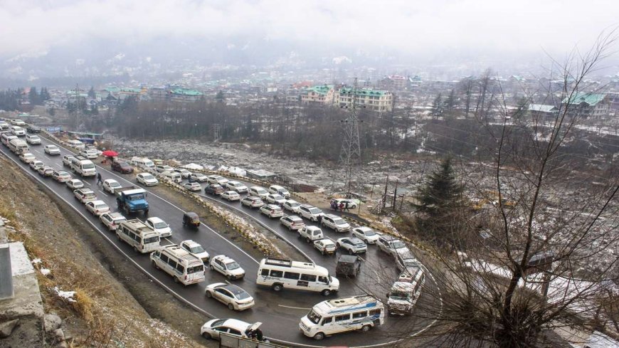 हिमाचल में बर्फबारी से दुश्वारियां बढ़ीं, NH समेत 134 सड़कें बंद; मनाली में फंसे हजारों सैलानी