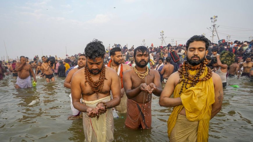 PHOTOS: महाकुंभ की आज की तस्वीरें देखीं क्या? अमृत स्नान करने के लिए उमड़ा जनसैलाब