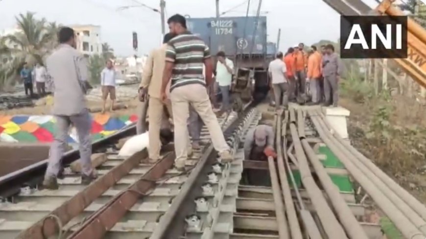 भारी लोडिंग के कारण गर्डर से टकरा गई मालगाड़ी, ट्रैक क्षतिग्रस्त होने के कारण ट्रेन सेवाएं बाधित