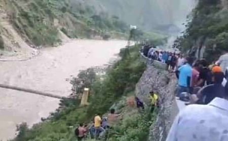 ऋषिकेश-बदरीनाथ हाईवे पर हादसा, घोलतीर के समीप टेंपो-ट्रेवलर नदी में समाया, कई लोग लापता