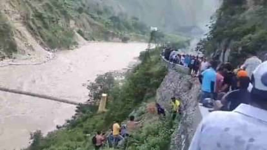 ऋषिकेश-बदरीनाथ हाईवे पर हादसा, घोलतीर के समीप टेंपो-ट्रेवलर नदी में समाया, कई लोग लापता