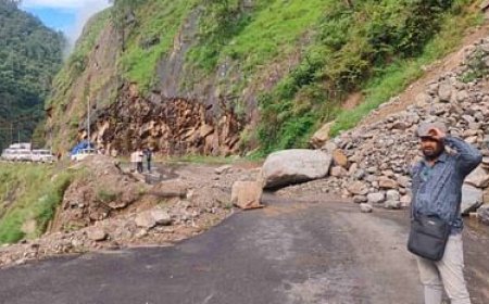 भूस्खलन से गंगोत्री हाईवे का भटवाडी में करीब 10 मीटर हिस्सा धंसा, फंसे यात्रियों को निकाला गया