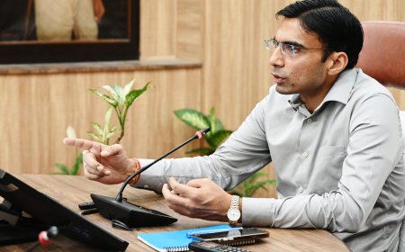 मुख्यमंत्री के निर्देश पर आपदाग्रस्त अंतिम गांव बटोली दौरे पर प्रथम पंक्ति में पहुचें डीएम