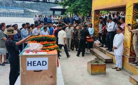 सैन्य सम्मान के साथ हुआ राइफलमैन का अंतिम संस्कार, आर्मी कैंप में हार्ट अटैक से हुई थी मौत