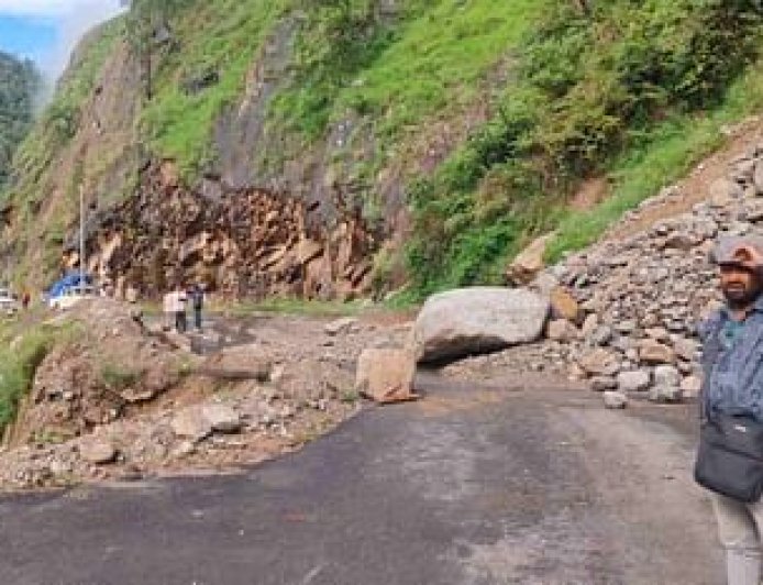 भूस्खलन से गंगोत्री हाईवे का भटवाडी में करीब 10 मीटर हिस्सा धंसा, फंसे यात्रियों को निकाला गया