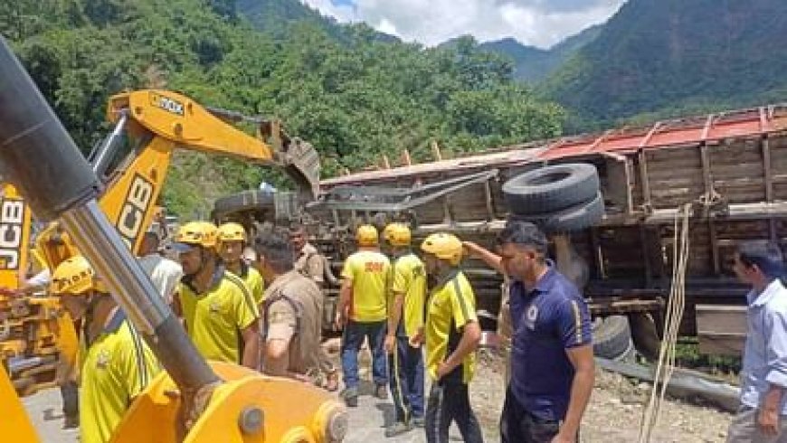 उत्तराखंड : ऋषिकेश गंगोत्री हाईवे के पास कांवड़ यात्रियों का ट्रक पलटा, तीन की मौत