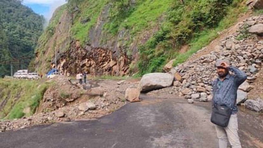 भूस्खलन से गंगोत्री हाईवे का भटवाडी में करीब 10 मीटर हिस्सा धंसा, फंसे यात्रियों को निकाला गया