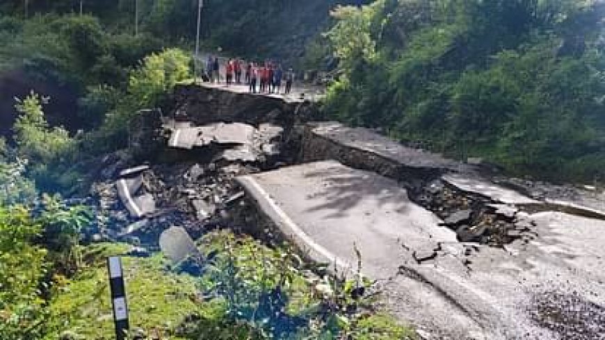 यमुनोत्री हाईवे: सप्ताह भर बाद भी वाहनों की आवाजाही नहीं शुरू, सिलाई बैंड के बीच हाईवे दुरुस्त करने की कोशिश