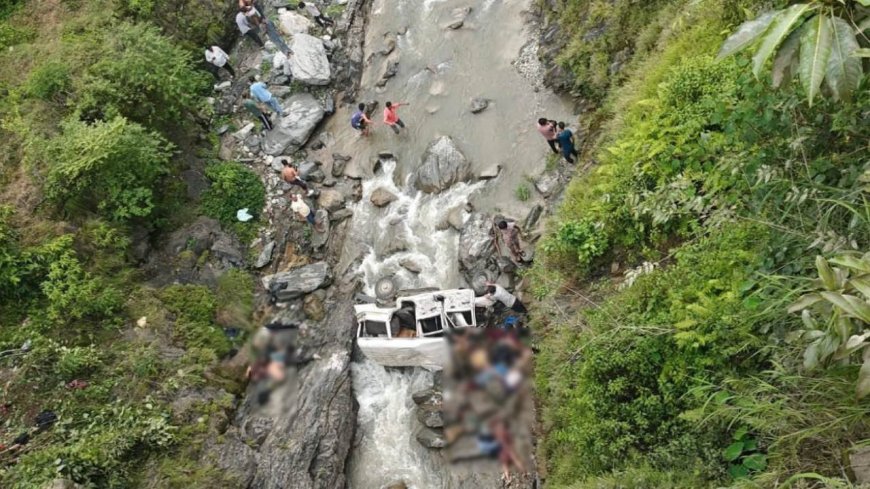 पिथौरागढ़ में दुखद हादसा: नदी में गिरी सवारियों से भरी मैक्स, 8 लोगों की दर्दनाक मौत, 3 घायल