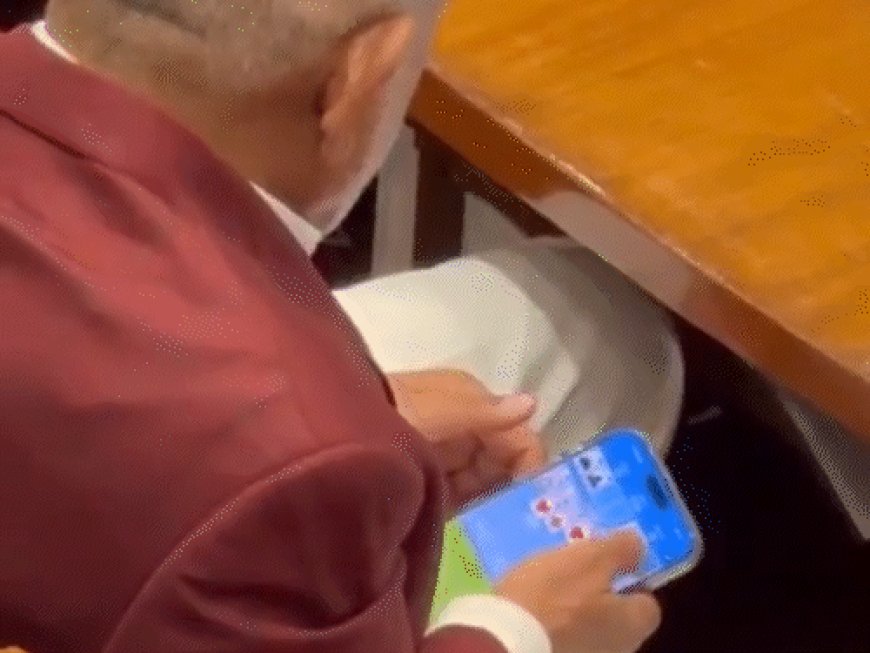 महाराष्ट्र के कृषि मंत्री विधानसभा में रमी खेलते दिखे:विपक्ष बोला- राज्य में हर दिन 8 किसान कर रहे सुसाइड, कृषि मंत्री गेम खेल रहे