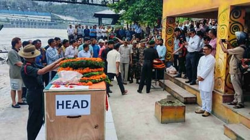 सैन्य सम्मान के साथ हुआ राइफलमैन का अंतिम संस्कार, आर्मी कैंप में हार्ट अटैक से हुई थी मौत