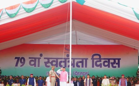 मुख्यमंत्री ने स्वतंत्रता दिवस के अवसर पर परेड ग्राउंड देहरादून में राज्य के मुख्य कार्यक्रम में ध्वजारोहण किया राज्य हित में की छह घोषणाएं