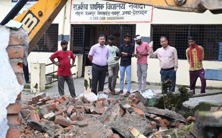 ज़िला प्रशासन ने विद्यालय  परिसर में बनी अवैध निर्माण कर बनाई गई मजार को ध्वस्त किया