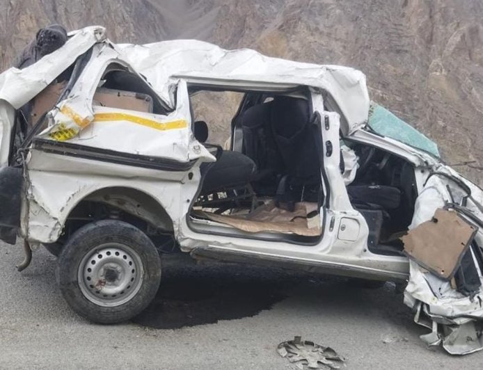 लद्दाख में कार पर पत्थर गिरा, 6 की मौत:सेना ने हेलिकॉप्टर से एयरलिफ्ट कर लेह भेजा था; मनाली-लेह हाईवे पर हादसा