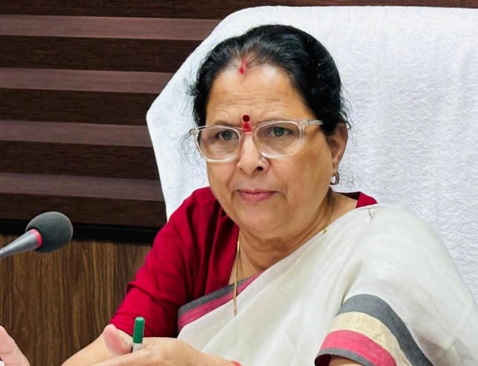 बिजली पोल से केबिल डालने को लेकर पुलिस से हुआ विवाद  मां बेटी ने खटखटाया राज्य महिला आयोग का दरवाजा अध्यक्ष ने कहा मामले में होगी गंभीर व निष्पक्ष जांच