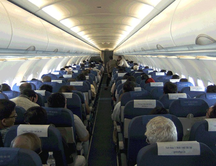 समुद्र के ऊपर उड़ते समय इंडिगो फ्लाइट में गड़बड़ी:इंजन में दिक्कत आई; अहमदाबाद में इमरजेंसी लैंडिंग, सभी 150 यात्री सुरक्षित