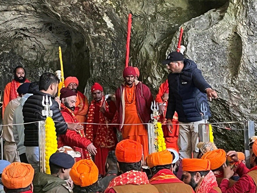 छड़ी मुबारक अमरनाथ गुफा पहुंची, यात्रा का समापन:बारिश के चलते 3 अगस्त को रोकी गई थी; इस साल 4.1 लाख श्रद्धालुओं ने दर्शन किए