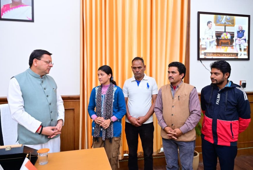 मुख्यमंत्री आदर्श ग्राम सारकोट की ग्राम प्रधान प्रियंका नेगी ने मुख्यमंत्री से भेंट की सरकोट के लिए इन सुविधाओं की मांग की