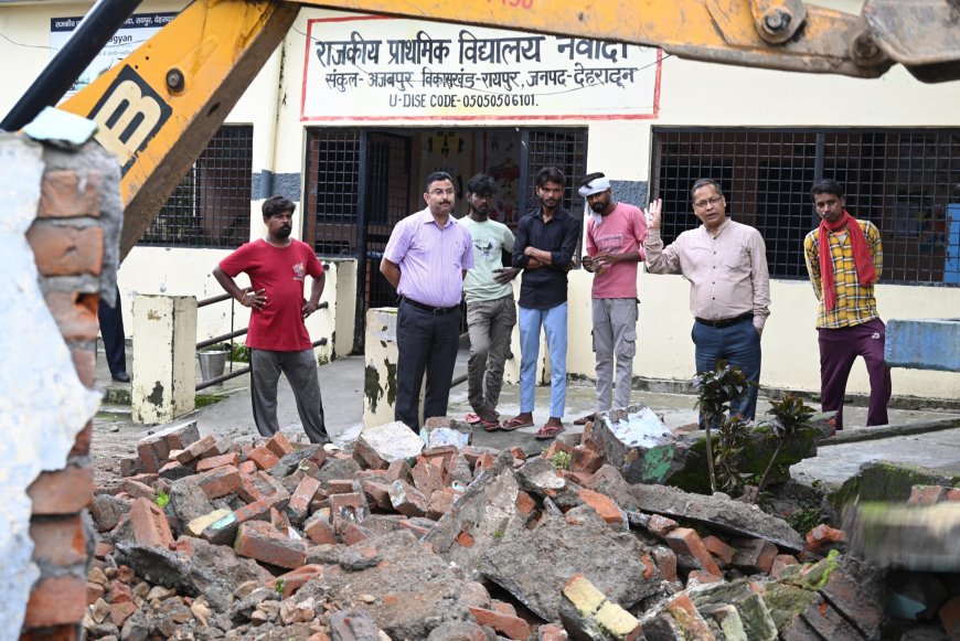 ज़िला प्रशासन ने विद्यालय परिसर में बनी अवैध निर्माण कर बनाई गई मजार को ध्वस्त किया