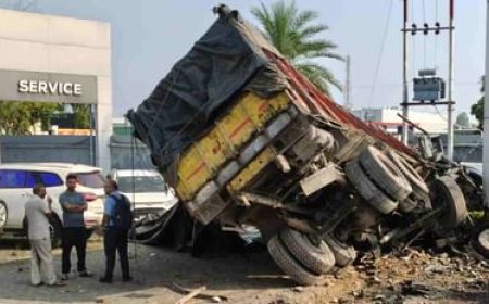 देहरादून : कार शोरूम की बाउंड्री वॉल तोड़कर अंदर घुसा तेज रफ्तार ट्रक, कई कारें हुईं क्षतिग्रस्त, वीडियो