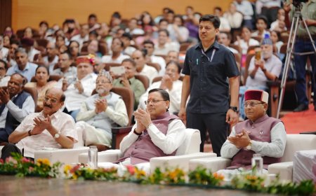 सीएम धामी ने साहित्यकार शैलेश मटियानी, गिरीश तिवारी, शेरदा अनपढ़, हीरा सिंह राणा, सोमवारी लाल उनियाल व अतुल शर्मा को उत्तराखंड दीर्घकालीन साहित्य सेवी सम्मान से सम्मानित किया