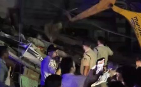 इंदौर में 3 मंजिला बिल्डिंग गिरी, 11 लोग घायल:परिजन ने कहा- 2 लोग अभी भी मलबे में दबे; रेस्क्यू में जुटी टीमें