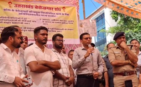 पेपर लीक कांड: युवाओं के बीच पहुंचे DM-SSP, आंदोलन खत्म करने का प्रस्ताव ठुकराया, परीक्षा रद्द करने, CBI जांच की मांग पर अड़े