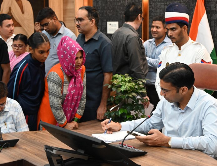 रेड अलर्ट निरंतर वर्षाः आपदा जैसे हालात; जन दर्शन में फिर भी पहुंचे 122 फरियादी