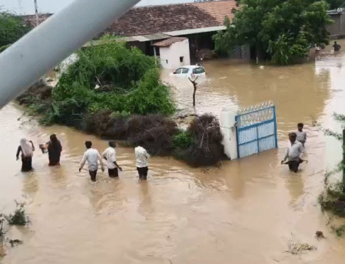 बनासकांठा में दो दिनों में 16 इंच से ज्यादा बरसात:गुजरात-पाकिस्तान बॉर्डर के दर्जनों गांव डूबे, कच्छ का रेगिस्तान तालाब में हुआ तब्दील