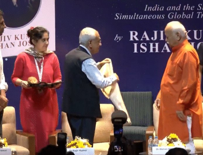 भागवत बोले- भारत आंख मूंदकर आगे नहीं बढ़ सकता:अमेरिकी टैरिफ और  H-1B वीजा फीस पर जो जरूरी हो करना चाहिए