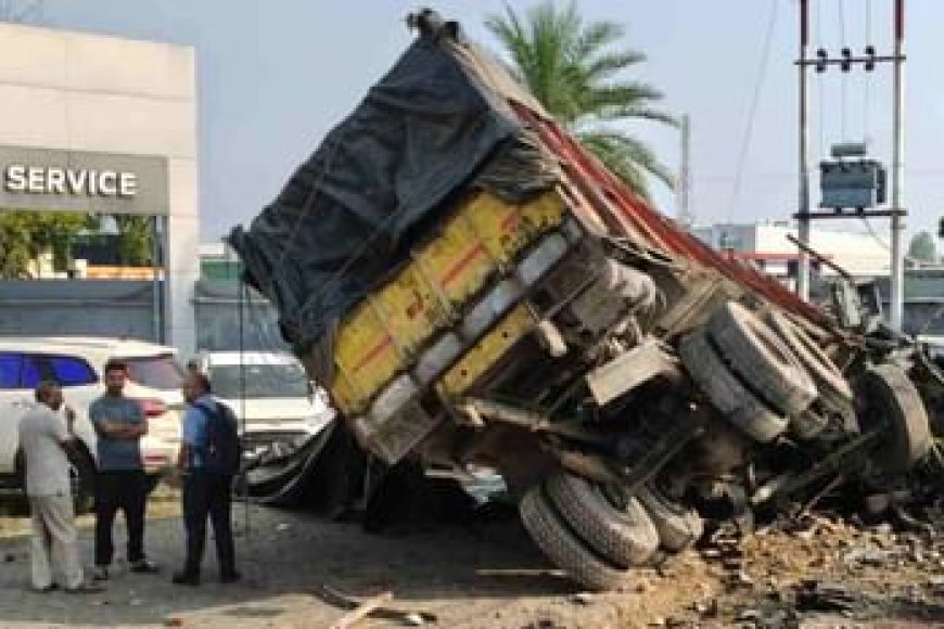 देहरादून : कार शोरूम की बाउंड्री वॉल तोड़कर अंदर घुसा तेज रफ्तार ट्रक, कई कारें हुईं क्षतिग्रस्त, वीडियो