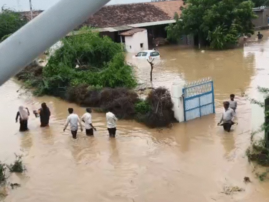 बनासकांठा में दो दिनों में 16 इंच से ज्यादा बरसात:गुजरात-पाकिस्तान बॉर्डर के दर्जनों गांव डूबे, कच्छ का रेगिस्तान तालाब में हुआ तब्दील