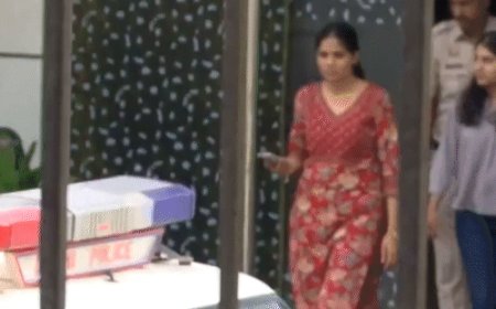 चैतन्यानंद के कॉलेज से सेक्स टॉय, पोर्न सीडी मिली:नेताओं के साथ फर्जी तस्वीरें भी बरामद; एक दिन पहले अश्लील चैट सामने आई थी