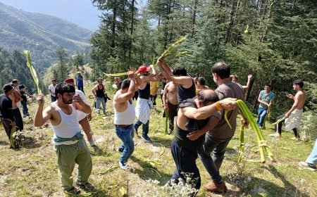 उत्तराखंड के इन दो गांव में नहीं मनाया दशहरा, एक-दूसरे से लोगों ने एक घंटे किया ‘युद्ध’