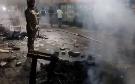 कटक में दुर्गा विसर्जन के दौरान हिंसा, 2 गुट भिड़े:गाड़ियां जलाईं, दुकानों में तोड़फोड़; इंटरनेट डाउन, VHP ने आज बंद बुलाया