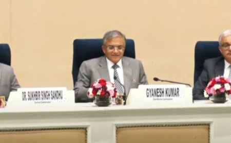 राहुल गांधी के आरोपों पर मुस्कुराए मुख्य चुनाव आयुक्त:फर्जी मतदान पर बोले- जरूरत हुई तो पर्दानशीं वोटर्स की जांच होगी