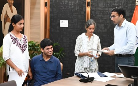 दुखयारी विधवा शोभा को आईसीआईसीआई बैंक ने लौटाए घर के कागजात; परिवार सहित धन्यवाद देने कलेक्ट्रेट पंहुची शोभा