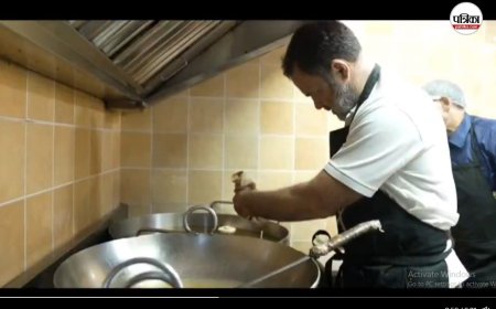 Diwali पर 235 साल पुरानी मिठाई की दुकान पर पहुंचे Rahul Gandhi, बनाए बेसन के लड्डू और इमरती