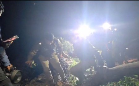 अंधेरी रात, टोर्च की रोशनी में वाहन दुर्घटनाग्रस्त में घायलों के लिए देवदूत बन पहुंची पौड़ी पुलिस