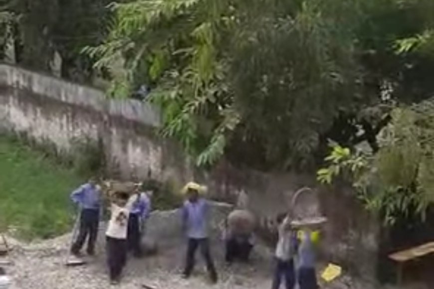 स्कूली बच्चों से रेता बजरी उठवाने पर प्राथमिक विद्यालय बंजारावाला की प्रधानाचार्य निलंबित..