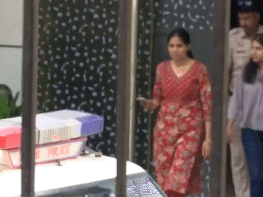 चैतन्यानंद के कॉलेज से सेक्स टॉय, पोर्न सीडी मिली:नेताओं के साथ फर्जी तस्वीरें भी बरामद; एक दिन पहले अश्लील चैट सामने आई थी