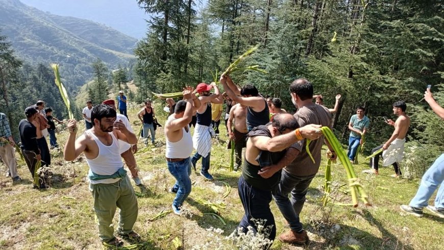उत्तराखंड के इन दो गांव में नहीं मनाया दशहरा, एक-दूसरे से लोगों ने एक घंटे किया ‘युद्ध’