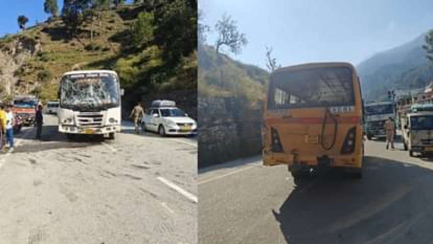 उत्तरकाशी : स्कूल बस में बैठ रहे थे बच्चे, यमुनोत्री हाईवे के पास तेजी से आई रोडवेज बस ने मारी टक्कर
