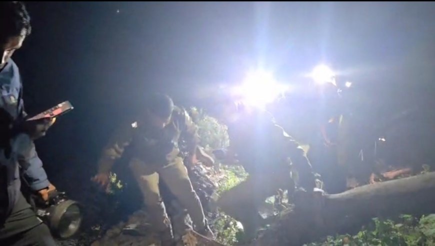 अंधेरी रात, टोर्च की रोशनी में वाहन दुर्घटनाग्रस्त में घायलों के लिए देवदूत बन पहुंची पौड़ी पुलिस