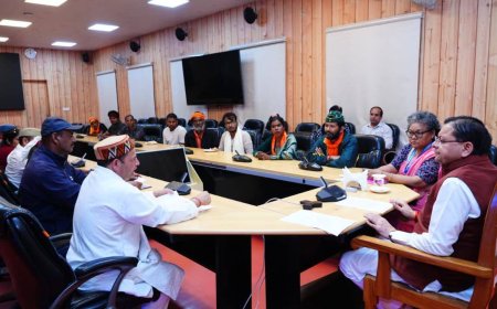 CM धामी से मिले ऑपरेशन स्वास्थ्य के पदयात्री, सीएम ने दिया चौखुटिया अस्पताल में सुविधाएं सुधारने का भरोसा