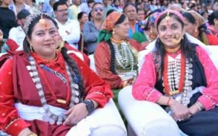 “मि उत्तराखंडी छौं” फैशन शो में छाईं मेयर और डीएम, पहाड़ी परिधान में दिखा अनोखा अंदाज