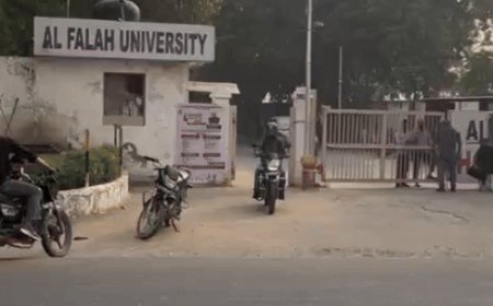 दिल्ली ब्लास्ट- अल फलाह यूनिवर्सिटी के दो डॉक्टर हिरासत में:धमाका करने वाले आतंकी के करीबी थे; इनमें एक घटना वाले दिन AIIMS में था