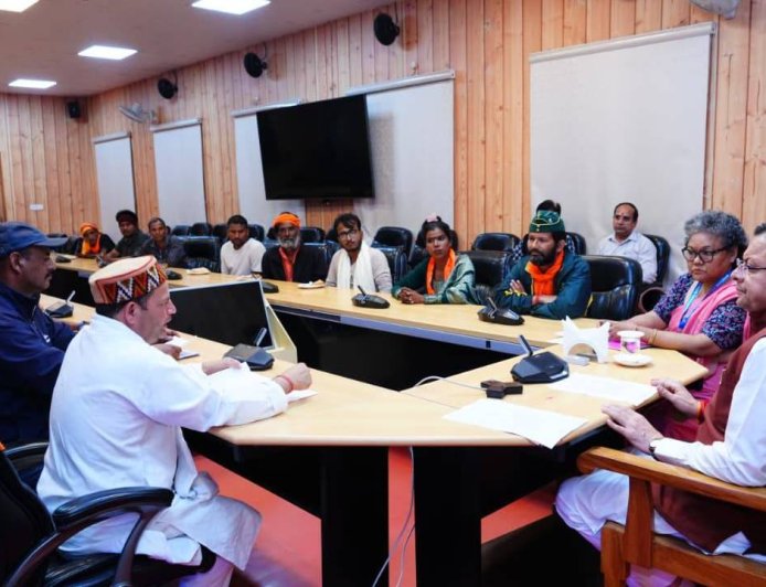 CM धामी से मिले ऑपरेशन स्वास्थ्य के पदयात्री, सीएम ने दिया चौखुटिया अस्पताल में सुविधाएं सुधारने का भरोसा