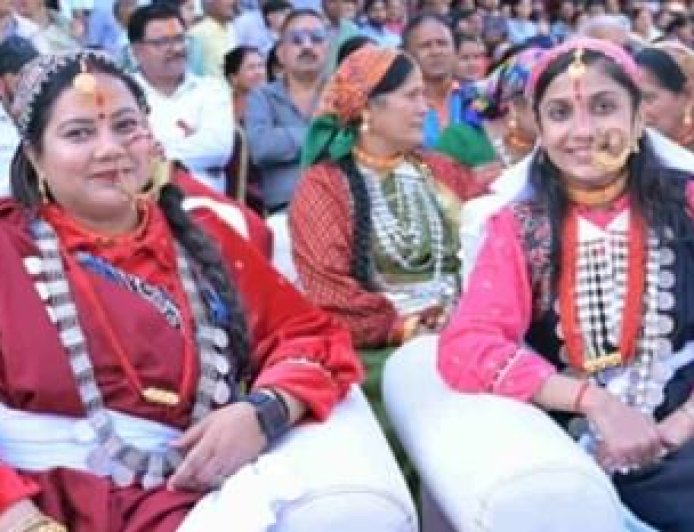 “मि उत्तराखंडी छौं” फैशन शो में छाईं मेयर और डीएम, पहाड़ी परिधान में दिखा अनोखा अंदाज